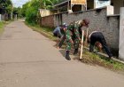 Babinsa Koramil 0602-04/Taktakan Gelorakan Semangat Gotong Royong Bersihkan Jalan dan Saluran Air 