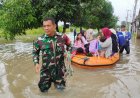 Aksi Cepat Tanggap, Babinsa Koramil 0602-16/Ciruas Kodim 0602/Serang Terjang Banjir Evakuasi Warga