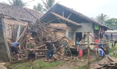 Babinsa Koramil 0602-08/Petir Kodim 0602/Serang Bantu Warga Yang Terdampak